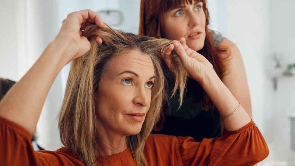 Friseur warnt Diese 3 Haarfarben lassen Frauen ab 60 sofort älter wirken