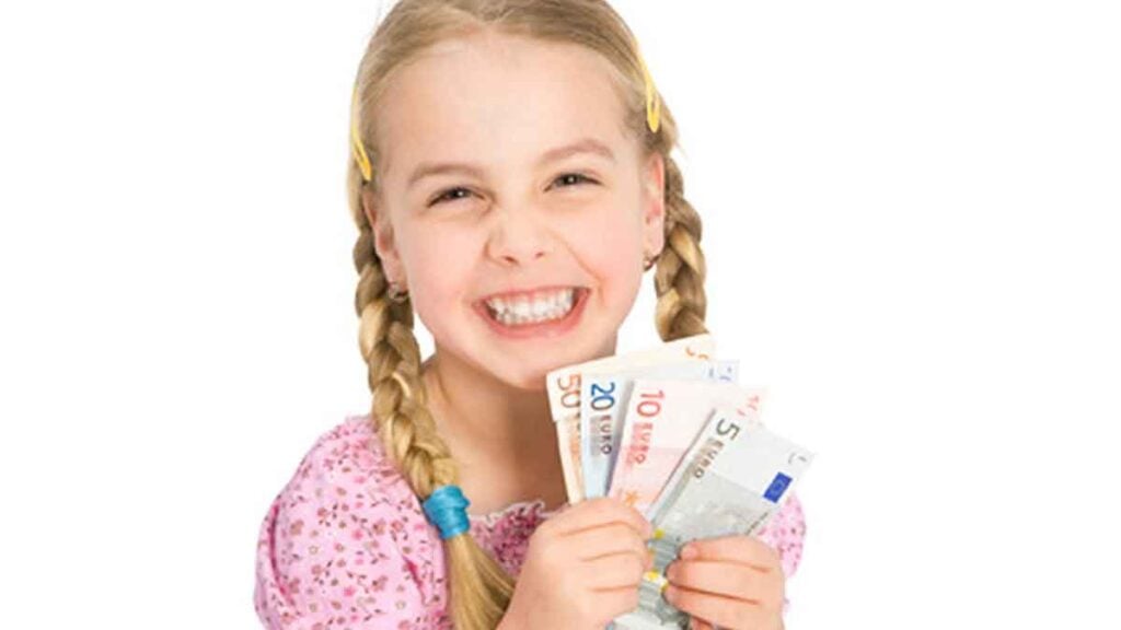 Warum Großmutter Enkelkindern Geld schenkt