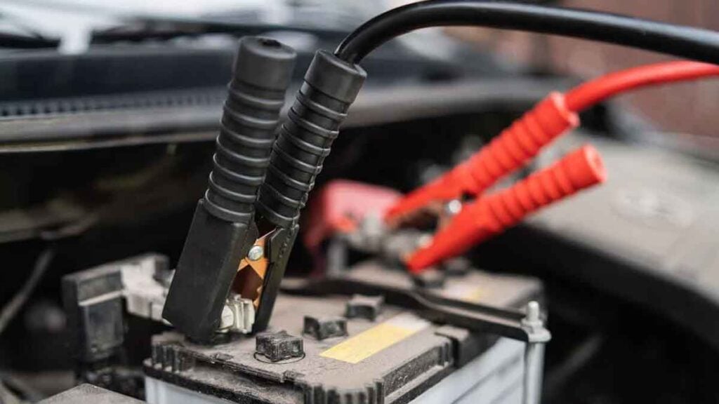 Weder Anschieben noch Starthilfekabel Ein Mechaniker verrät den genialen Trick, um ein Auto mit leerer Batterie wieder zu starten