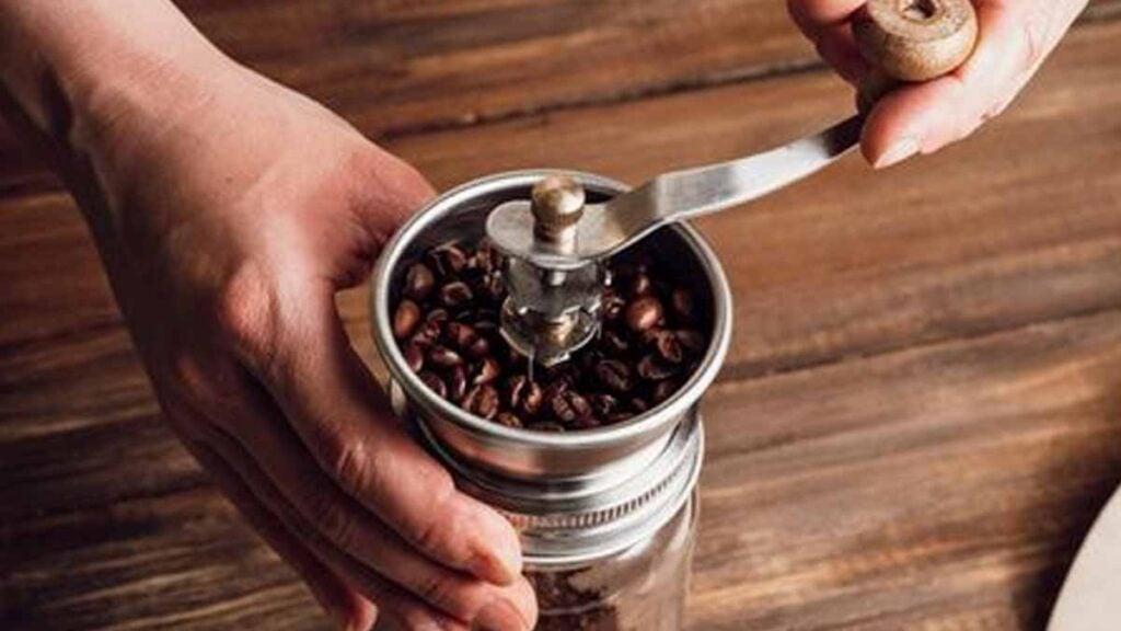 Wer viel Kaffee trinkt, baut kognitiv rascher ab