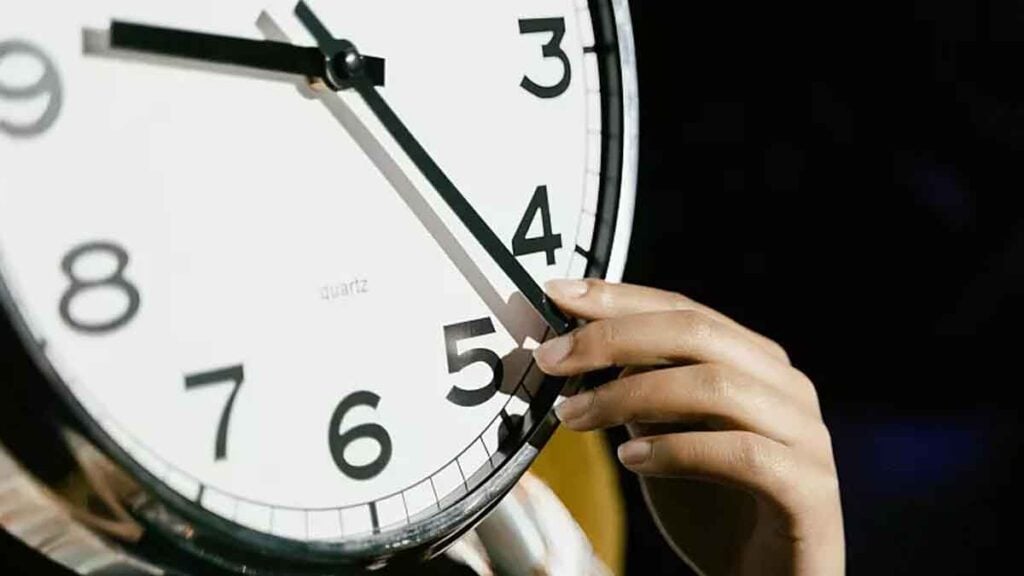 Zeitumstellung am 29.3 Wer schon Freitag an der Uhr drehen muss oder darf