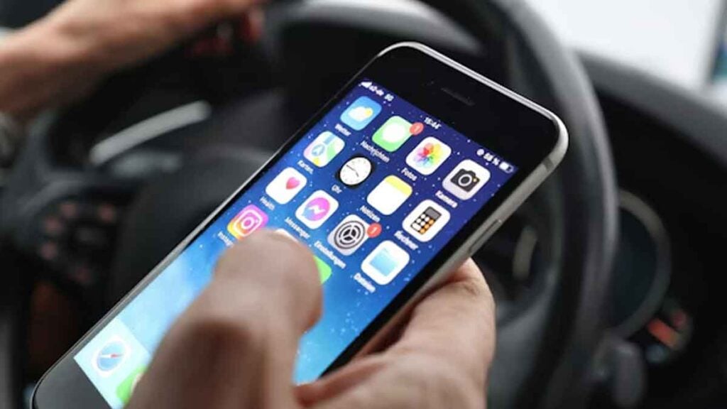 Bundesweite Handy-Checks Ab April werden Autofahrer strenger beobachtet