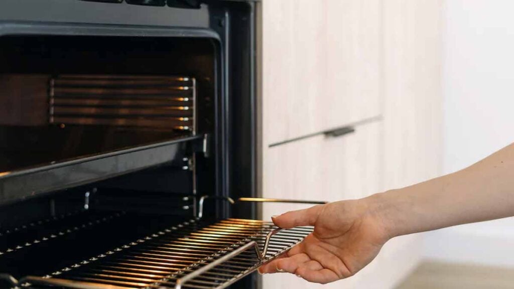 Ein genialer Trick, um hartnäckige Flecken zu entfernen und Rauchentwicklung aus dem Backofen zu verhindern