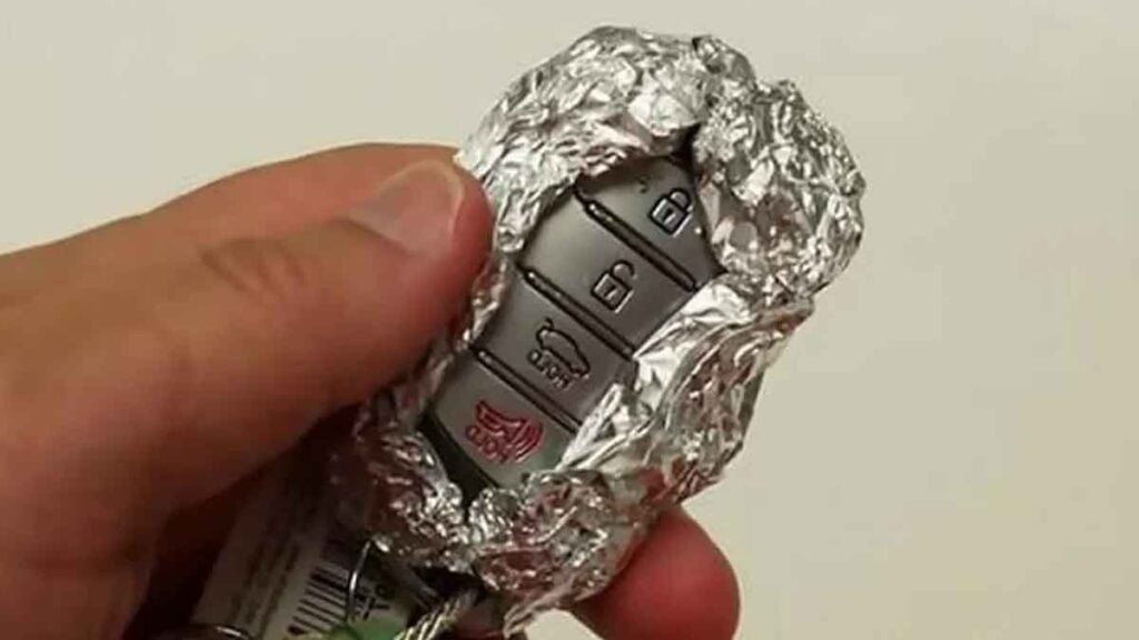 Es soll immer mehr Menschen geben, die ihren Autoschlüssel „aus gutem Grund“ in Alufolie einwickeln Wie gefährlich ist der Grund wirklich