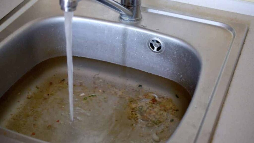 Essig und Backpulver sind nicht so effektiv. Gießen Sie ein halbes Glas davon in den Abfluss, und er wird sofort frei.