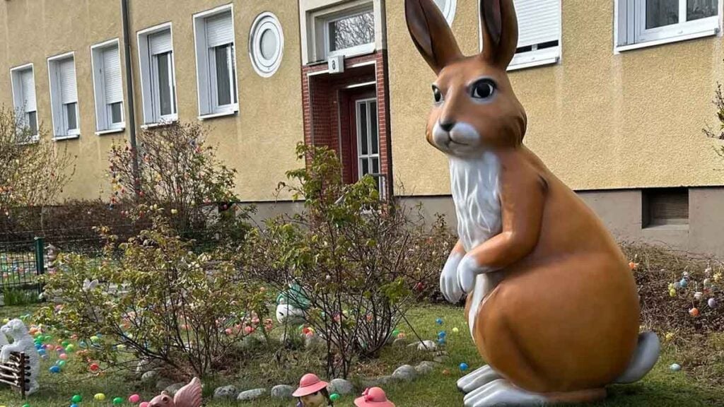 Mann verzaubert Straßen mit 47.000 Ostereiern