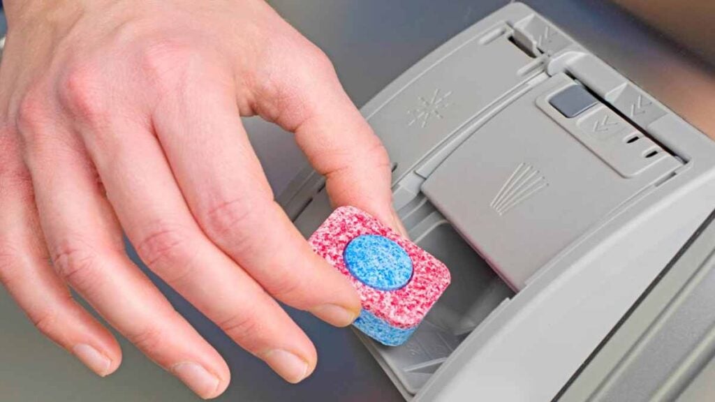 Mit Spülmaschinentab die Waschmaschine reinigen Experte klärt auf