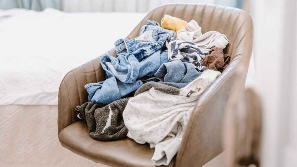 Wer Kleidung auf einem Stuhl stapelt, besitzt laut Psychologie erstaunliche Charaktereigenschaften